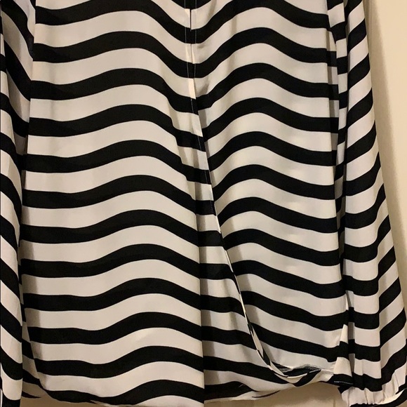 Banana Republic wave striped shirt with front slit - Picture 2 of 7